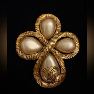 CHANEL Vintage Gold and Pearl Cream Twisted Clover Brooch 94A Collection